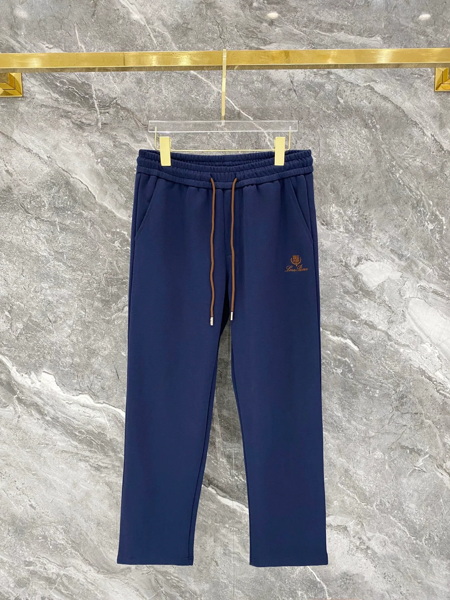 Loro Piana·Noyou Piana suit 26ss customized top-quality fabrics new jackets casual pants, ribbon letter embroidery stitching new show products‼ The product is in perfect condition, comfortable and warm, complete with three labels, full and attractive color, very outstanding design, customized hardware accessories can easily enhance the fashion sense, the workmanship is extremely elegant and rigorous, and the wiring is neat and meticulous! A masterpiece from a famous designer! The upper body does not look bloated and is super handsome! Sizes：M～XXXL